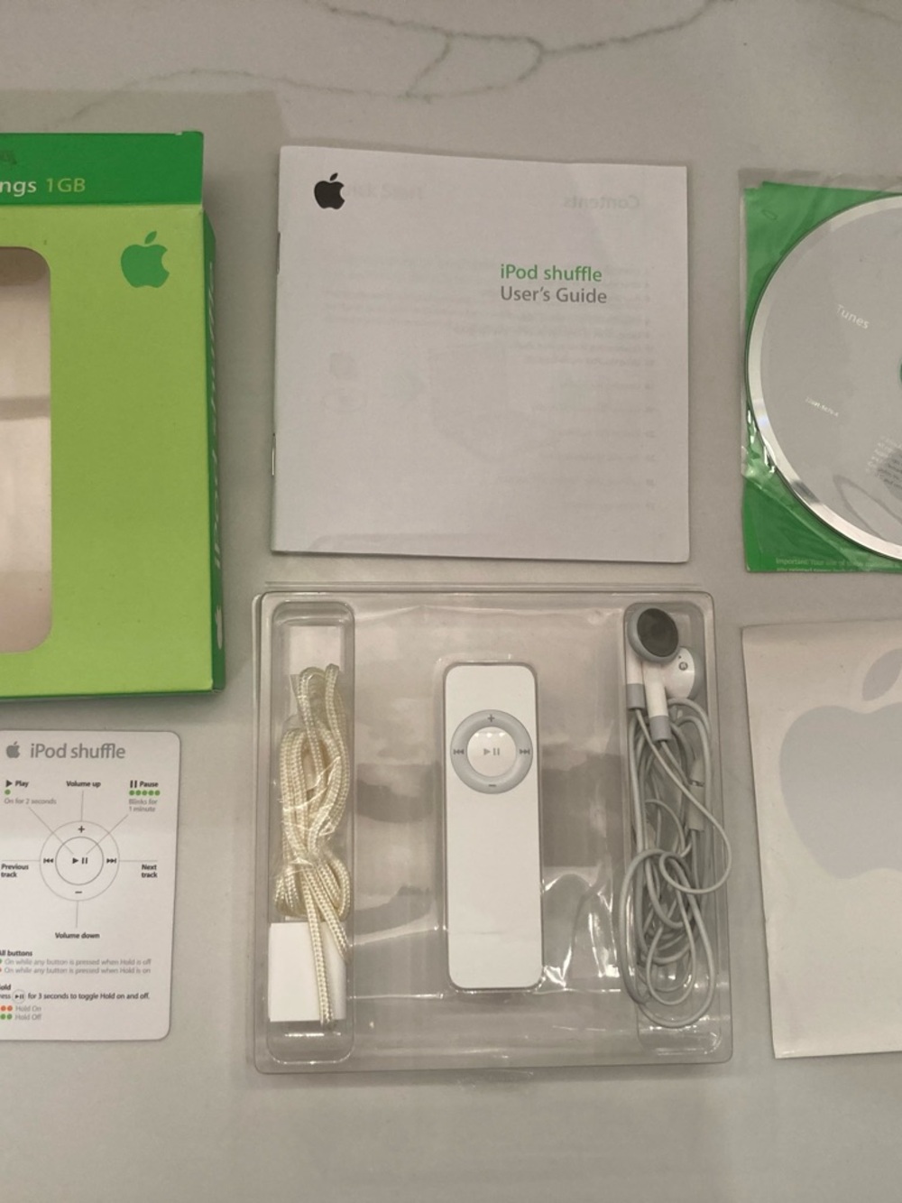 Apple iPod Shuffle 1GB with Earbuds and USB